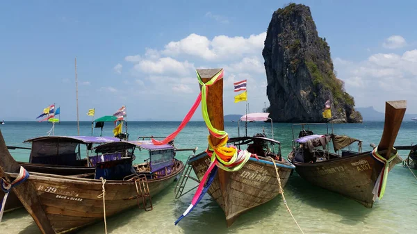 Traditionelle Long Tail Boote Vor Dem Großen Felsen Der Insel — Stockfoto