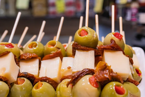 Gefüllte Oliven Und Käsebroschüre Spanische Küche Selektiver Ansatz Rechts — Stockfoto