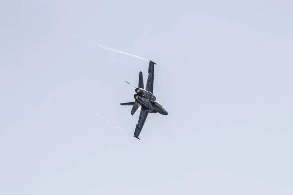 Niski Kąt Strzału Klasycznego Samolotu Wojskowego Lecącego Błękitnym Niebie 18A — Zdjęcie stockowe