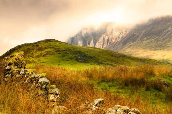 Una Vista Una Colina Fondo Pico Montaña Niebla — Foto de Stock