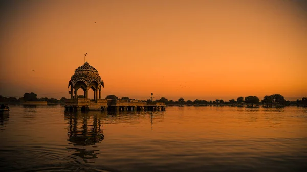 Gadisar Lake Reflecting Funerary Monument Chhatri Colored Orange Sunset — Stock Photo, Image