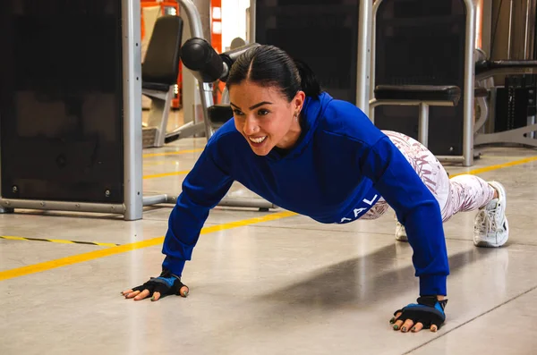 Attractive Hispanic Woman Doing Push Ups Gym — Stock Photo, Image
