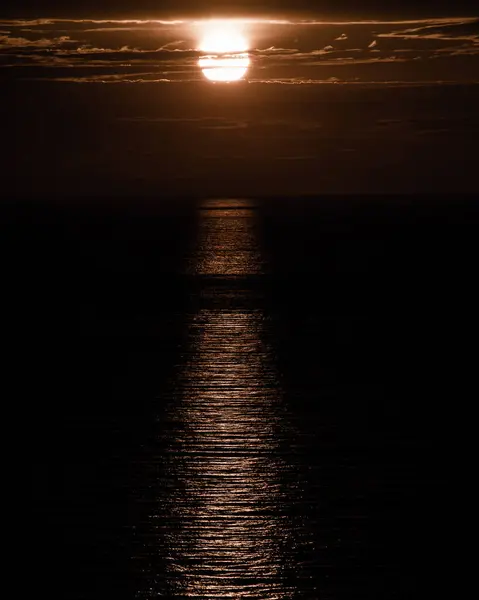 Una Hermosa Vista Una Puesta Sol Naranja Sobre Mar — Foto de Stock
