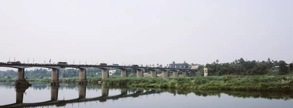 Uma Vista Panorâmica Ponte Sobre Rio Cercado Por Vegetação — Fotografia de Stock