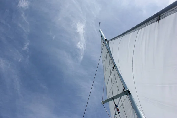白い海上輸送帆の低角度ビュー — ストック写真
