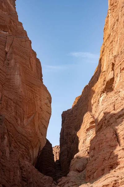 Вертикальный Снимок Скалы Красной Каменной Пустыне Ярким Солнечным Светом — стоковое фото