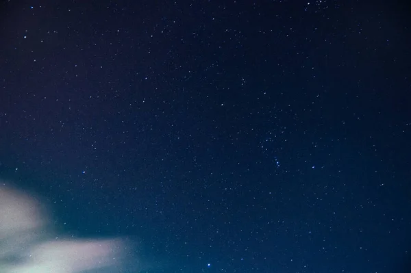 有星座的蓝色星夜的迷人景象 — 图库照片