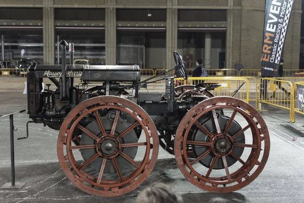 Старый Трактор Вей Городской Выставке Железными Колесами Модель Massey Harris — стоковое фото
