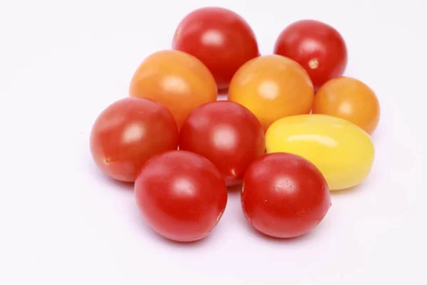 Close Tomates Cereja Coloridos Isolados Fundo Branco — Fotografia de Stock