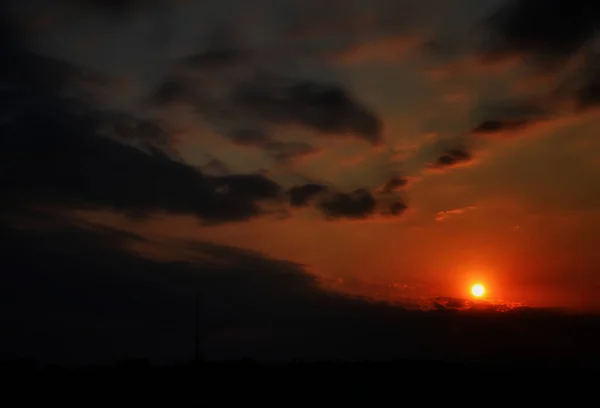 Una Pintoresca Puesta Sol Roja Nublada — Foto de Stock