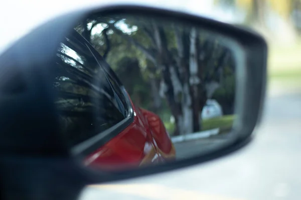 자동차의 거울을 클로즈업 무엇을 — 스톡 사진