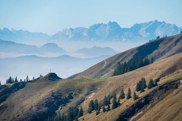 青い空を望む美しい山岳風景の魅惑的な景色 — ストック写真