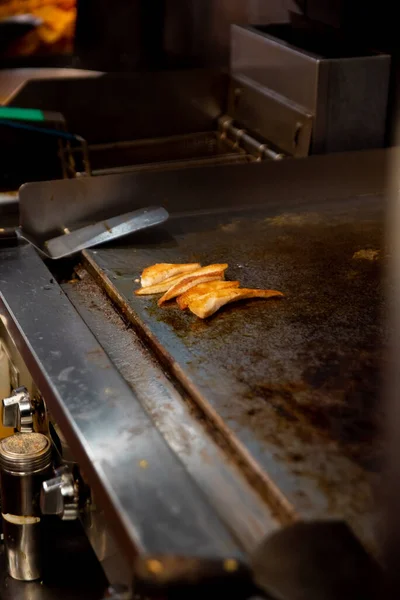 Tiro Vertical Salmón Cocinando Una Parrilla Restaurante Mexicano —  Fotos de Stock