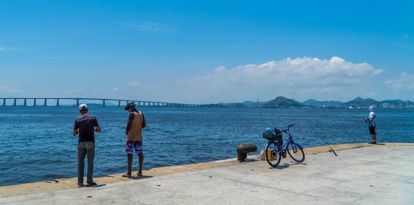 Primer Plano Pescador Centro Río Con Puente Presidente Costa Fondo — Foto de Stock