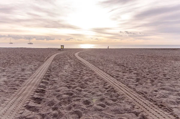 沙滩沙漠中的砂轮痕迹 — 图库照片