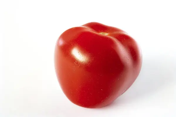 Een Close Shot Van Een Rode Tomaat Een Wit Oppervlak — Stockfoto