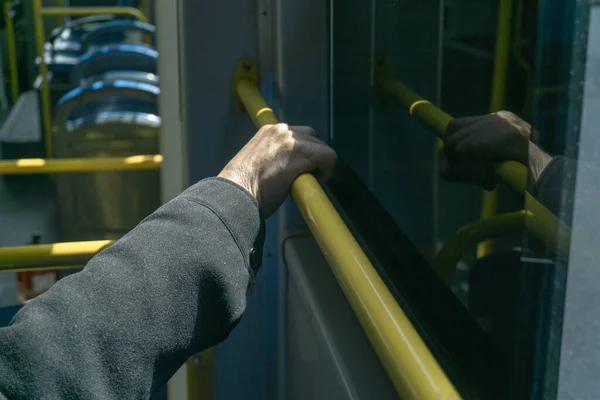 Eine Hand Hält Einen Metallischen Rohrgriff Autobus — Stockfoto