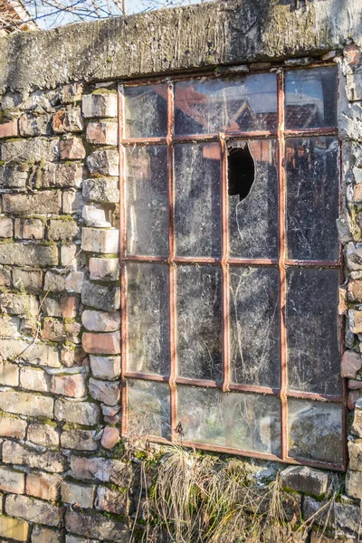 Vertikal Bild Ett Gammalt Metallfönster Med Krossat Glas Väggen Ett — Stockfoto