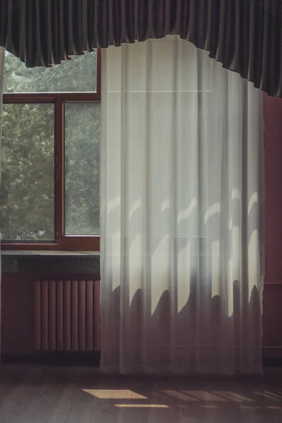 Eine Vertikale Aufnahme Eines Weißen Vorhangs Einem Fenster Mit Blick — Stockfoto