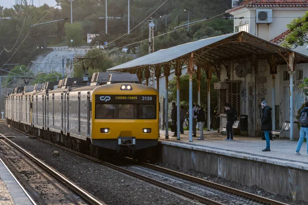 该公司的一列城市火车在里斯本破碎的克鲁兹火车站 — 图库照片