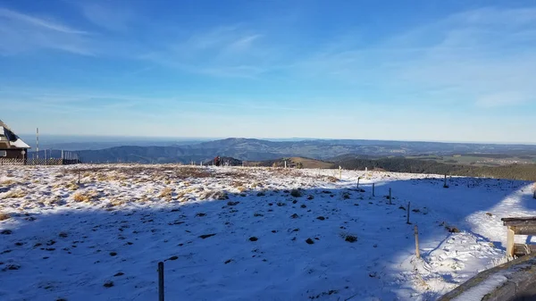 Piękny Zimowy Krajobraz Pokrytych Śniegiem Gór Pod Zachmurzonym Niebem — Zdjęcie stockowe