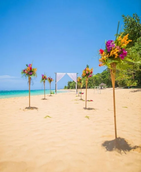 Colpo Verticale Una Spiaggia Sabbia Con Belle Decorazioni Una Cerimonia — Foto Stock
