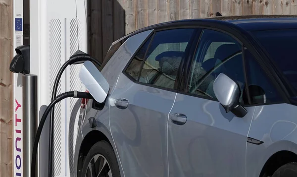 Ngiltere Deki Peterborough Hizmetlerinde Tek Başına Şarj Edilen Bir Volkswagen — Stok fotoğraf