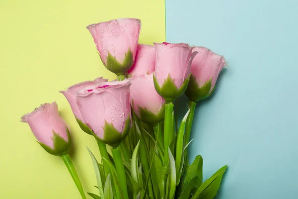 Ramo Flores Frescas Tulipán Rosado Aisladas Sobre Fondo Azul Amarillo — Foto de Stock