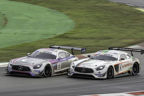 Dois Carros Corrida Rápidos Brancos Pista Molhada Mercedes Benz Amg — Fotografia de Stock