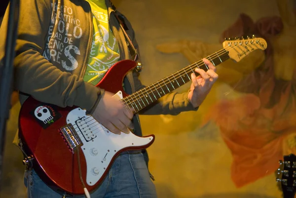 Acercamiento Los Dedos Hombre Tocando Guitarra Roja Yamaha Pacifica Pac012 — Foto de Stock