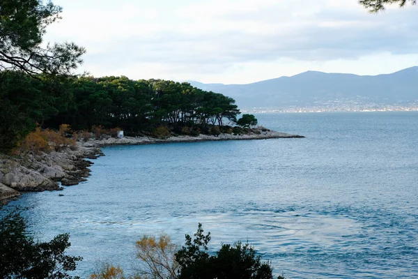 Una Vista Panorámica Océano Azul Una Costa Día Soleado Tranquilo —  Fotos de Stock