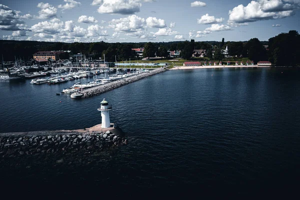 晴れた日に船やボートがある港の灯台の空の景色 — ストック写真