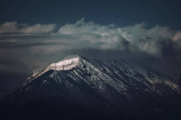 雪の山の上に重い雲の景色 — ストック写真