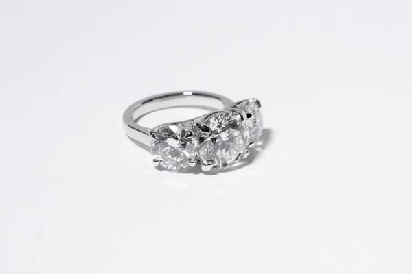 Lujoso Anillo Diamantes Plateados Sobre Una Superficie Blanca — Foto de Stock