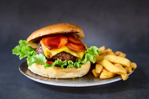 Primo Piano Hamburger Formaggio Con Patatine Fritte Piatto — Foto Stock