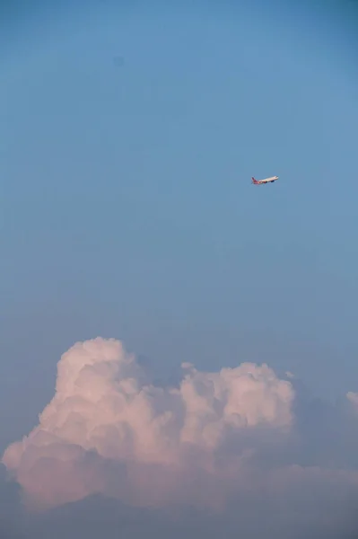 Eine Vertikale Aufnahme Eines Flugzeugs Himmel Über Den Wolken — Stockfoto