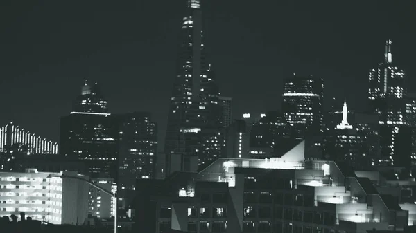サンフランシスコのグレースケールの夜景 — ストック写真