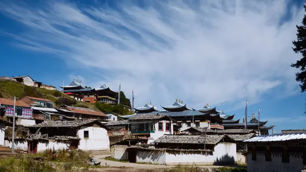 Fridfull Tibetansk Med Blå Himmel Bakgrund — Stockfoto