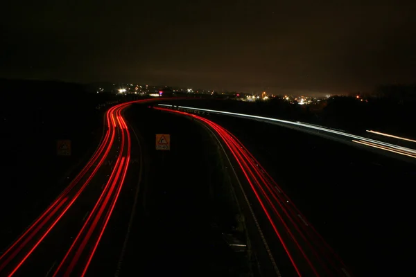 Ein Schöner Dunkler Blick Auf Eine Verkehrsstraße Mit Langzeitbelichtung — Stockfoto