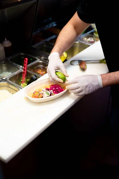 Uma Foto Vertical Chef Preparando Uma Tigela Salmão Peixe Restaurante — Fotografia de Stock