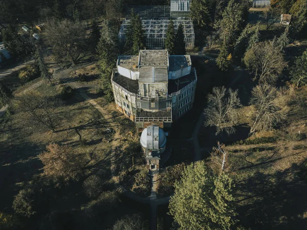 Una Toma Ángulo Alto Edificio Postmoderno Abandonado Parque Verde Alrededor —  Fotos de Stock