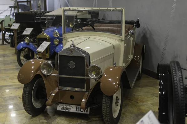 Een Zeer Oude Vintage Historische Auto Crème Kleur Tentoongesteld Het — Stockfoto