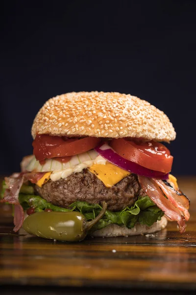 Sendvič Sýrovým Burger Salátem Cibulí Pepřem Rajčaty Dřevěném Stole — Stock fotografie