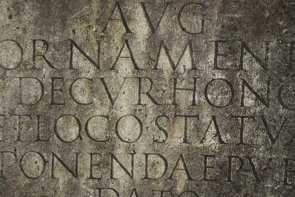 Taş Zemine Yazılmış Antik Roma Harflerinin Yakın Çekimi — Stok fotoğraf