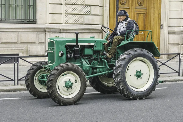 Egy Férfi Egy Régi Klasszikus Traktoron Városban Man As330A Modell — Stock Fotó