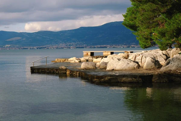 Une Vue Panoramique Sur Océan Bleu Une Côte Rocheuse Par — Photo