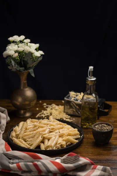 Piatto Maccheroni Con Salsa Bianca Formaggio Tavola Con Bottiglia Olio — Foto Stock