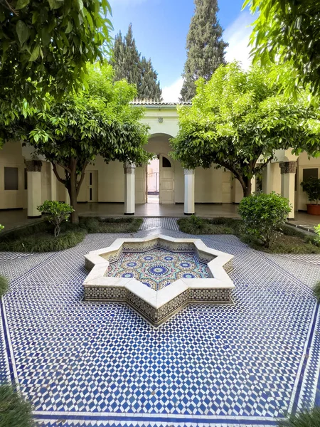 Empty Mosaic Courtyard Small Fountain Middle — Stock Photo, Image