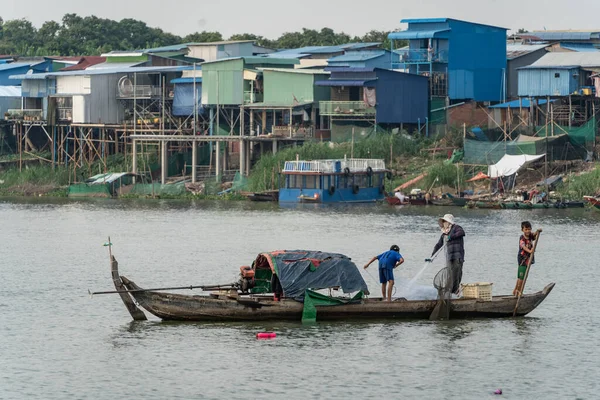 Rybář Rodina Tonle Sap Jezera Vody Před Koh Pich Kambodži — Stock fotografie