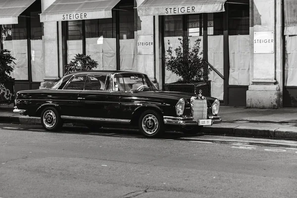 Une Échelle Gris Voiture Luxe Classique Garée Dans Rue Mercedes — Photo